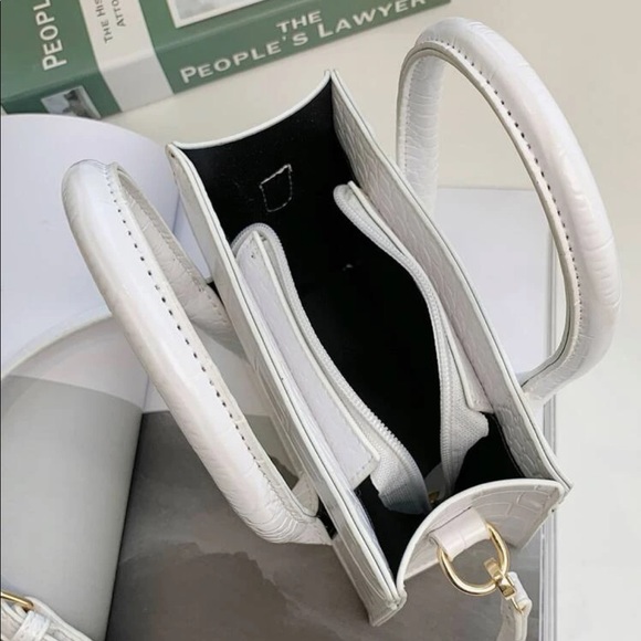 Alligator Structured Hand Bag - Picture 3 of 5